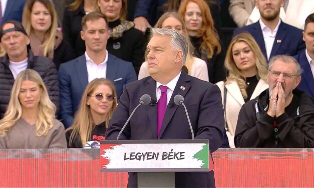 A boldogan tapsikoló Szabó Zsófival és a rózsafüzérrel imádkozó Eperjes Károllyal a háta mögött mondta el beszédét Orbán Viktor