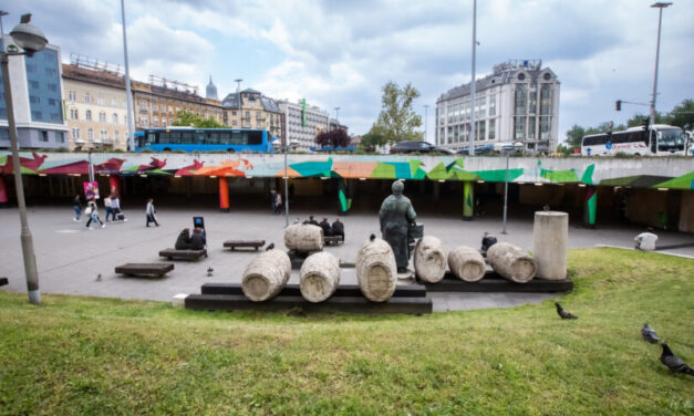 A Boráros téren, a hajléktalanok között élhet az a 11 éves kisfiú, akit bántalmazás miatt megszökött a nagykőrősi gyermekotthonból