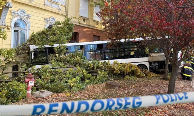 Buszbaleset Szolnokon: egy gimnáziumba csapódott a busz, folyamatosan mentik az embereket, két mentőhelikopter is érkezett