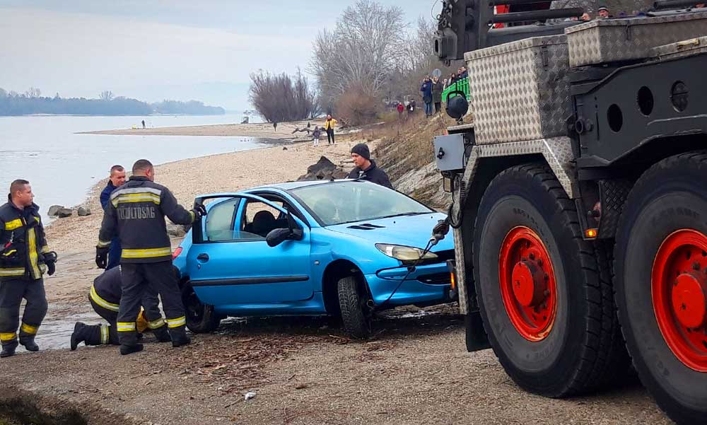 Drámai baleset Óbudán: Dunába hajtott egy autó