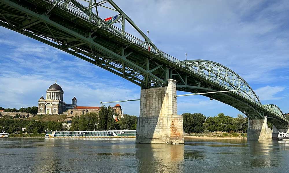 Tragédia Esztergomban: Dunába vetette magát a mentőállomás vezetője, a tragédia hátterében munkahelyi konfliktus állhat