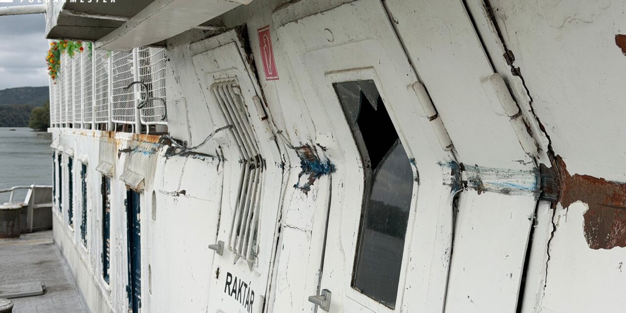 Hajóbaleset Esztergomban: állóhajóval ütközött a szállodahajó