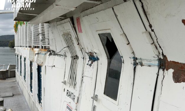 Hajóbaleset Esztergomban: állóhajóval ütközött a szállodahajó