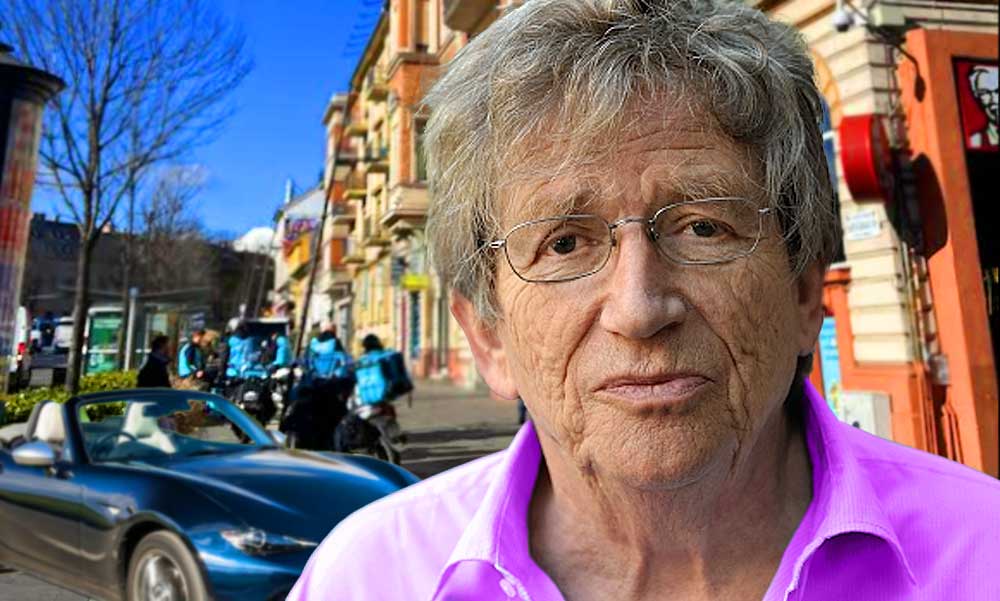 Nem bír magával Kern András: most a Széll Kálmán téri trafik előtti járdán parkolt, majd gondolkodás nélkül áthajtott a piroson