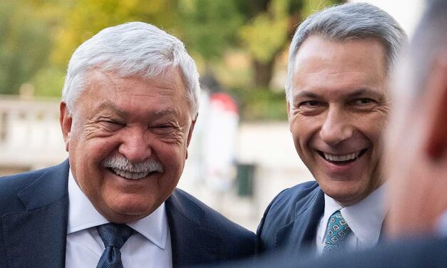 Lázár János egykor uzsorásnak nevezte az OTP-vezér Csányi Sándort, most a legnagyobb magyarok közt emlegette Gödöllőn