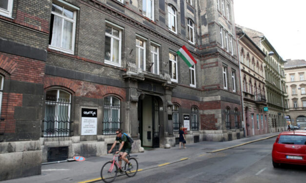 A Péterfy kórház két főorvosánál találtak többszáz millió forintot a rendőrök, amelyet haldokló betegek hozzátartozóitól kértek a jobb ellátás érdekében