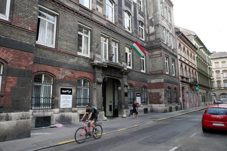 Orvosmaffia a krónikus osztályon: egy befizetési bizonylatnak látszó papírfecnivel próbálták leplezni az illegálisan beszedett több száz millió forintot a főorvosok