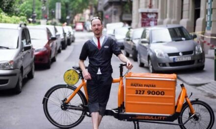 Zöld biciklis futárok Budapesten