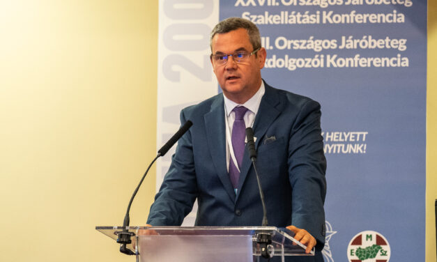 Takács Péter szerint csak az megy háziorvosnak, akit az egyetem után nem vesznek fel máshová: a MOK bocsánatkérést vár az államtitkártól