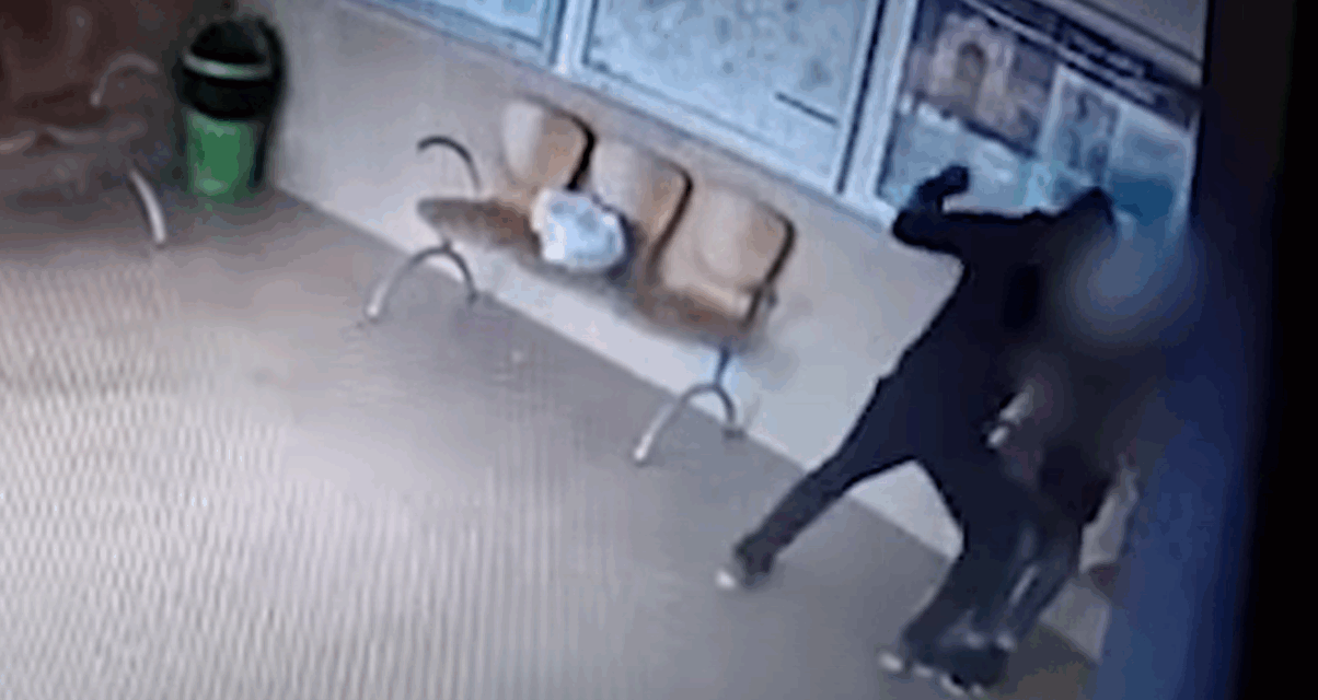 Feladta magát a rendőrségen az a férfi, aki eszméletlenre verte és kiszakította egy nő füléből az ékszert a sülysápi vasútállomáson