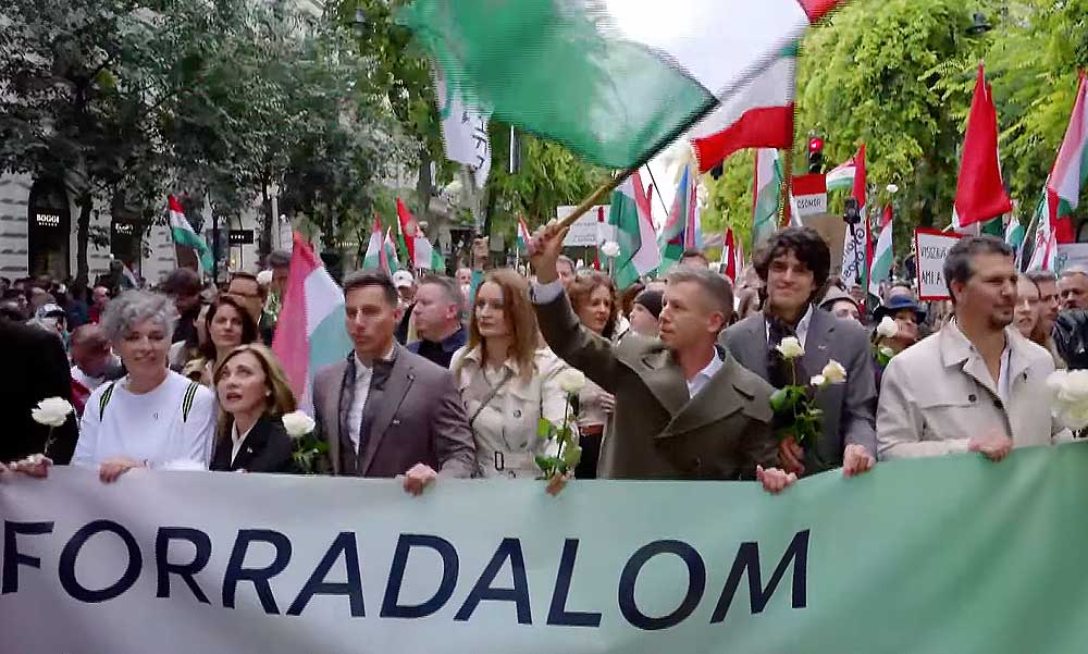 Káromkodva, késsel fenyegette meg egy férfi a Tisza egyik önkéntesét Budapesten – videó a cikkben