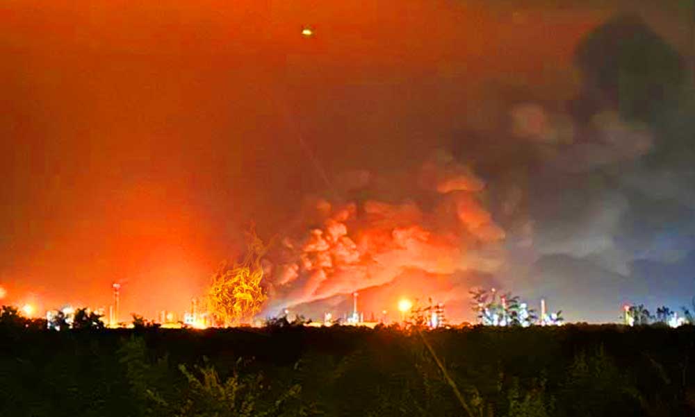 Kigyulladt a MOL százhalombattai olajfinomítója, robbanásokat hallottak, lángokban állt az ország stratégiai gyárának egy része – FOTÓK, VIDEÓK!
