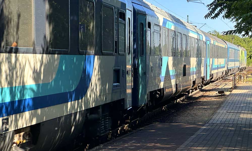 MÁV: kigyulladt biztosítórendszer miatt korlátozásokkal közlekednek a vonatok a győri fővonalon, váltóhiba az újszászi vonalon