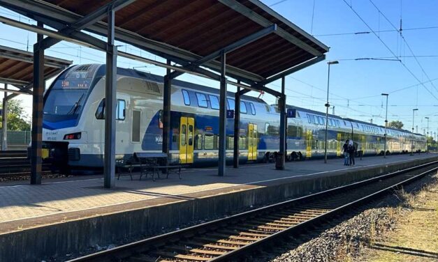 Péntek délutáni káosz a MÁV-nál: halálra gázolt egy embert a váci vonat, felsővezetékszakadás a ceglédi vonalon