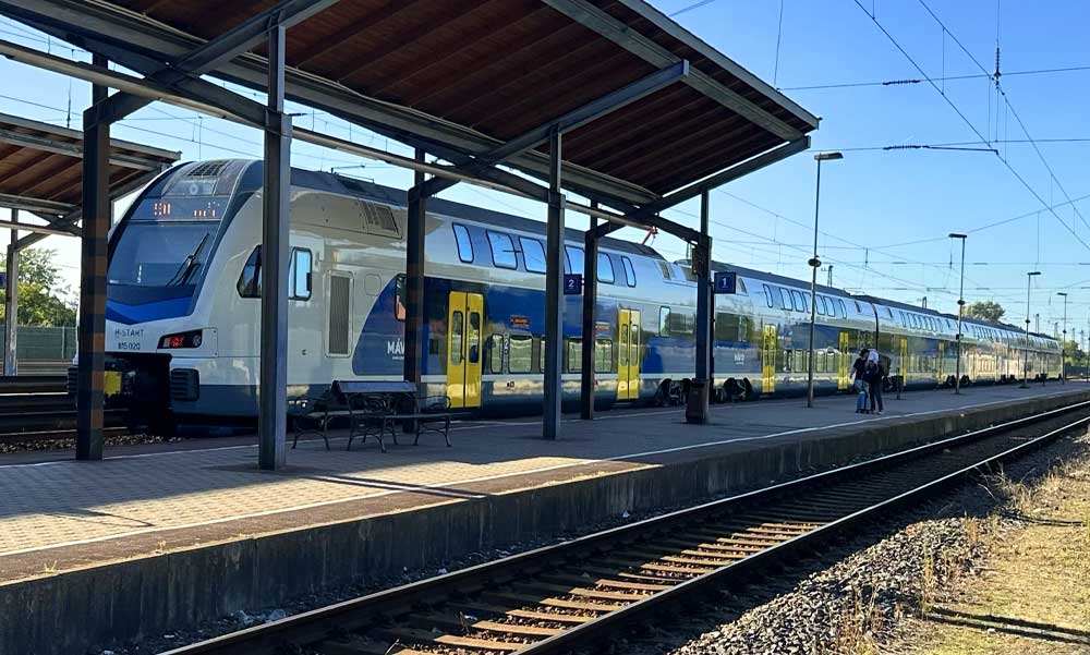 Péntek délutáni káosz a MÁV-nál: halálra gázolt egy embert a váci vonat, felsővezetékszakadás a ceglédi vonalon
