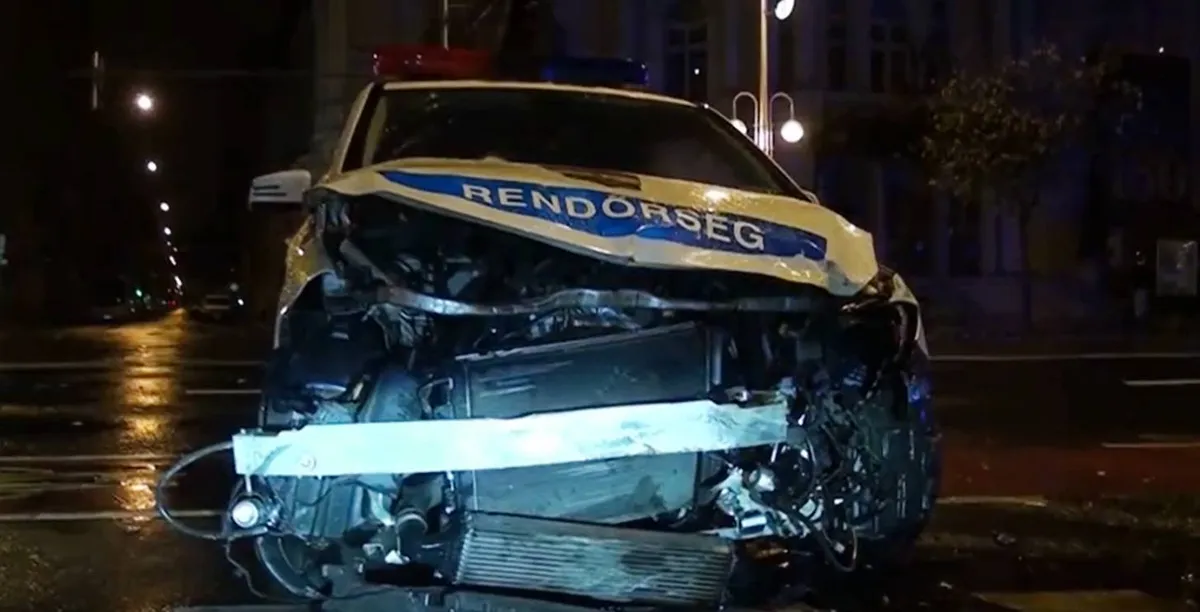 Rendőrautó és taxi ütközött a Szent István körúton, három embert vittek kórházba