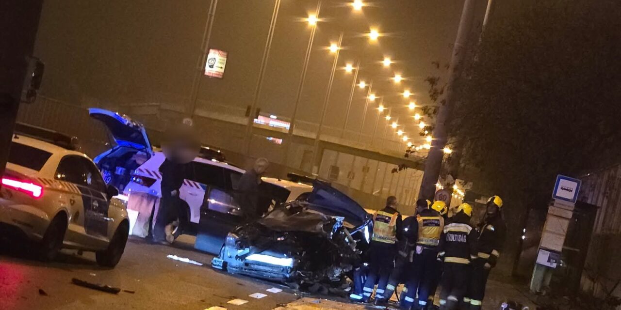 Borzalmas baleset a M3-as kivezetőjénél: 180 km/h-val csapódott a buszmegállóba a BMW-s, egy ember meghalt, a másik sérült lába pedig leszakadt