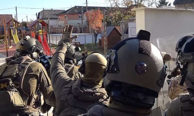 Megrázó videó: így menekítik a 15. kerületi óvodából a gyerekeket, a késsel hadonászó férfi elől