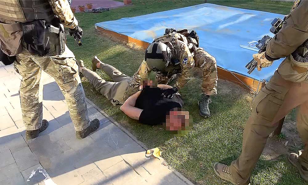 Körözés alatt állt a 15. kerületi óvodába késsel berontó férfi, kábítószert és szamurájkardot is találtak nála