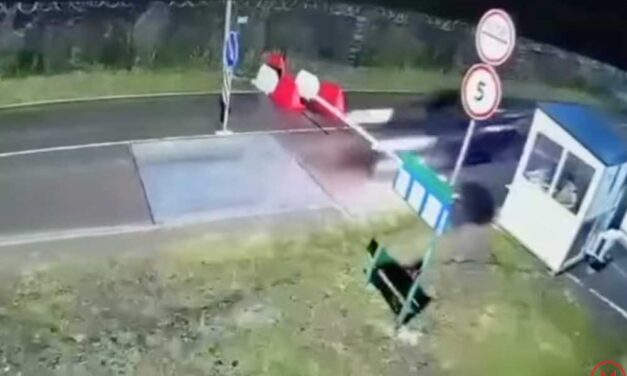 Átszakította autójával a sorompót, így menekült át egy ügyvéd az ukrán-magyar határon: videó a cikkben
