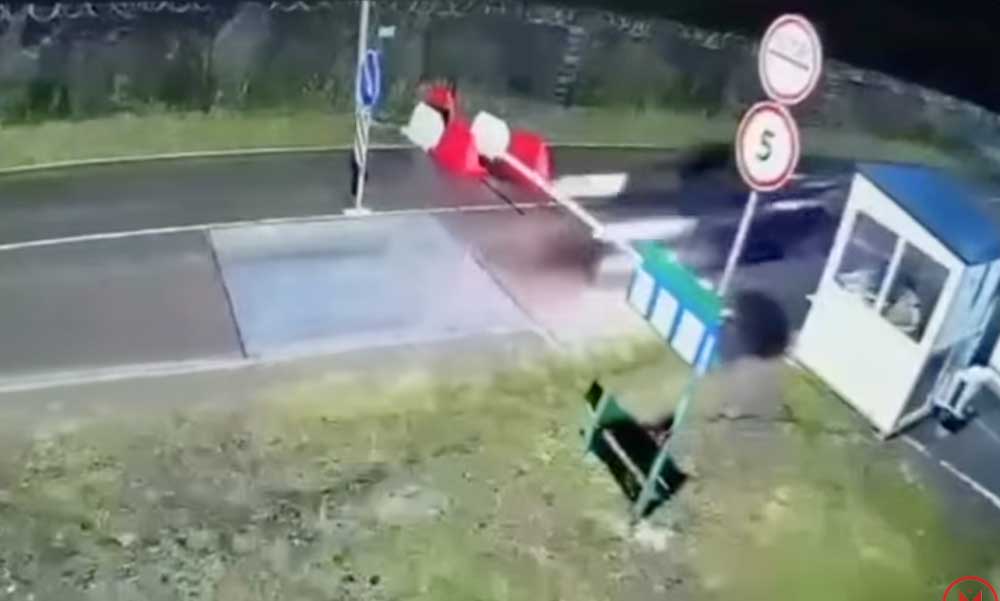 Átszakította autójával a sorompót, így menekült át egy ügyvéd az ukrán-magyar határon: videó a cikkben