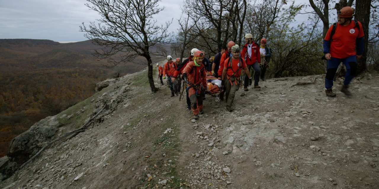 Balesetet szenvedett egy 66 éves nő a Vadálló-köveknél: 24 barlangi mentő hozta le a sérült asszonyt a veszélyes turistaúton