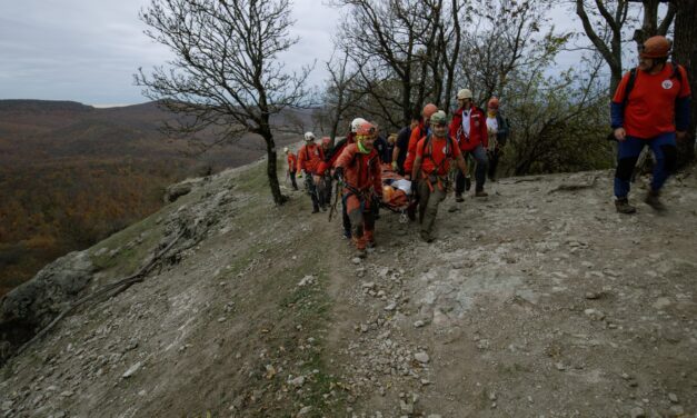 Balesetet szenvedett egy 66 éves nő a Vadálló-köveknél: 24 barlangi mentő hozta le a sérült asszonyt a veszélyes turistaúton
