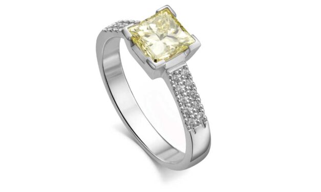 Az eljegyzési gyűrű a szerelem örök jelképe, amelynek meg kell adni a módját