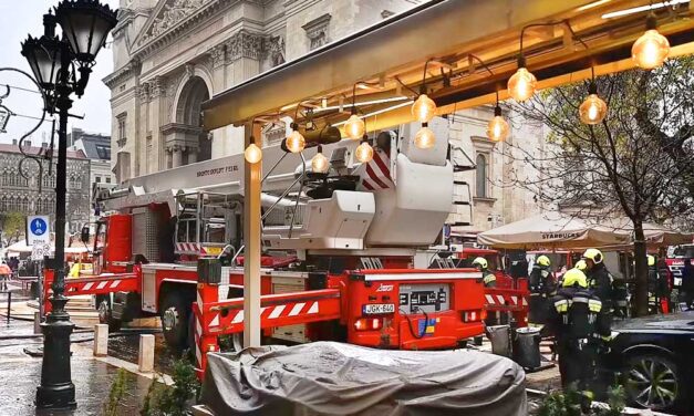 Kigyulladt egy ház a Bazilikánál, tűzoltók vonultak ki a karácsonyi vásárba, óriási mentőakcióra volt szükség – Videó