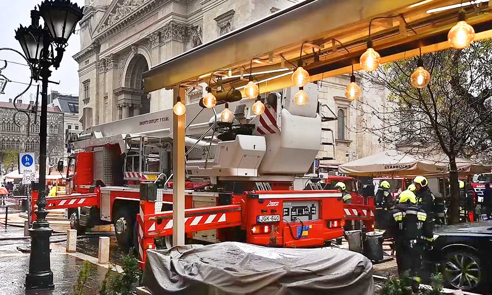 Kigyulladt egy ház a Bazilikánál, tűzoltók vonultak ki a karácsonyi vásárba, óriási mentőakcióra volt szükség – Videó