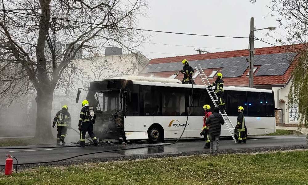 Kigyulladt egy Volánbusz Zsámbékon, nagy erőkkel érkeztek a tűzoltók a lángoló járműhöz
