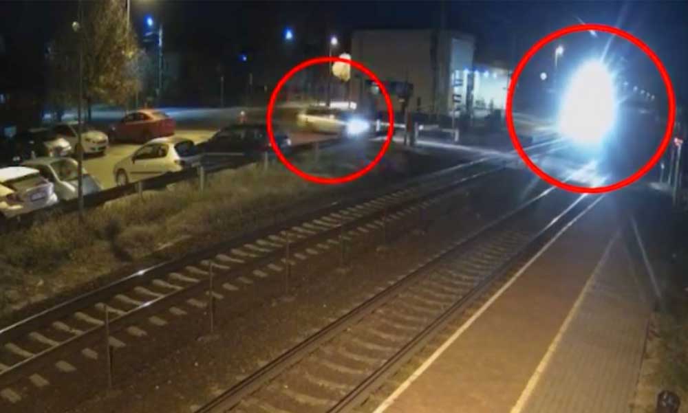 Videón a szentmártonkátai vonatbaleset: kikerülte az autós a lezárt sorompót, 5 fiatal szörnyethalt