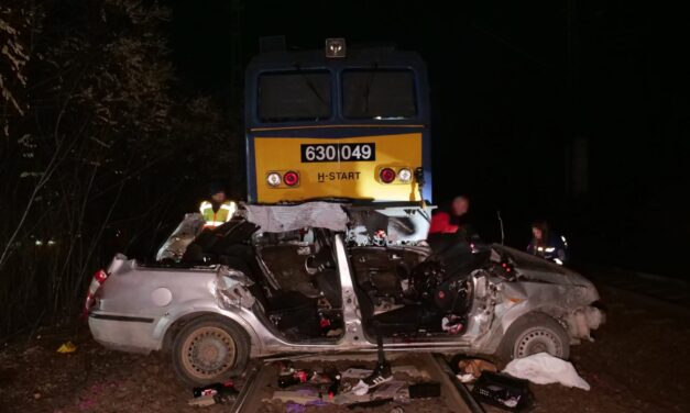 „Az egyik gyerekem meghalt, a másik kórházban van” – egy testvérpár is a vonattal ütközött halálautóban ült, a 19 éves Viktória az életéért küzd