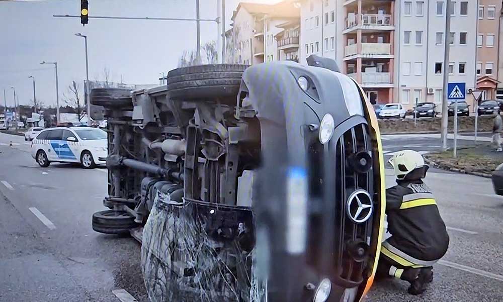 Különös mentőbaleset – az ütközéstől felborult a kékvillogót használó jármű – Nem mindig van elsőbbsége a szirénázó mentőnek?