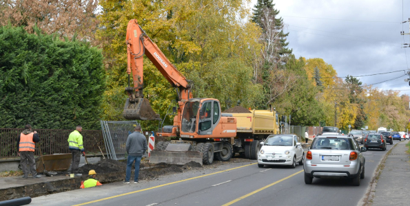 Őrület a 11-es főúton: az autósok órák óta ülnek a dugóban, egy sávon halad a forgalom Szentendrén