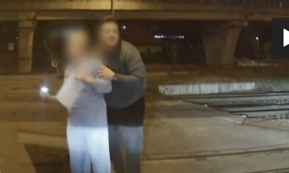 Dráma a vasúti síneken: katéteres zacskóval a kezében akart a halálba menni az idős asszony Budapesten, egy taxis mentette meg az életét