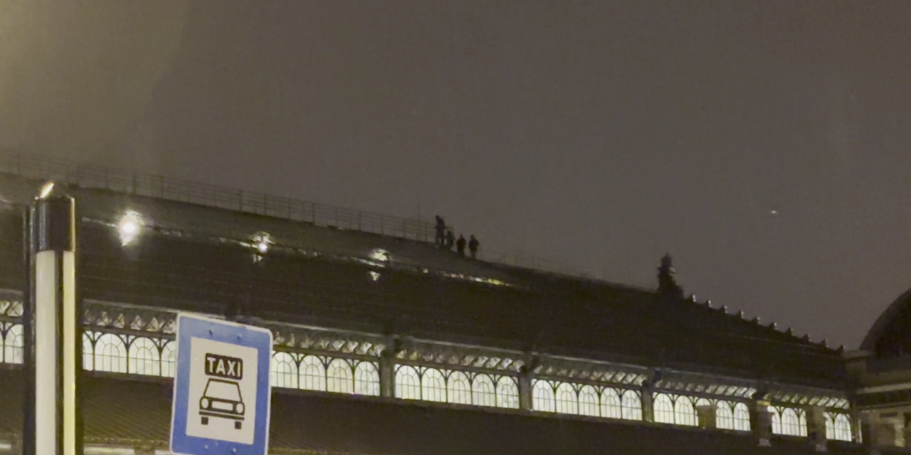 Egy fiatalokból álló társaság felmászott a Nyugati pályaudvar tetejére szelfizni, a MÁV feljelentést tett a rendőrségen