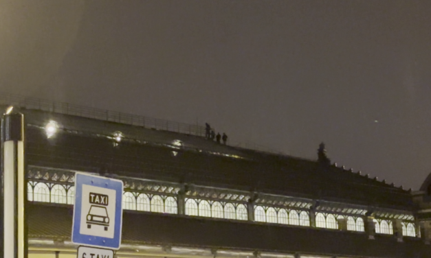 Egy fiatalokból álló társaság felmászott a Nyugati pályaudvar tetejére szelfizni, a MÁV feljelentést tett a rendőrségen