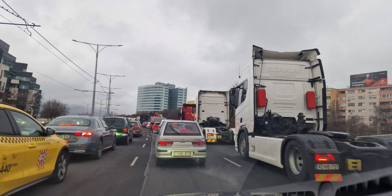 Óriási dugót okoznak a tiltakozó kamionok Budapesten, már az Árpád hídon tart a konvoj