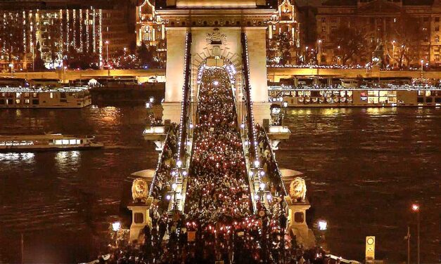 Több tízezren vonulnak a Karmelitához Magyar Péter  „Gyermekek mellett, az orbáni hazugság ellen” elnevezésű demonstárcióján
