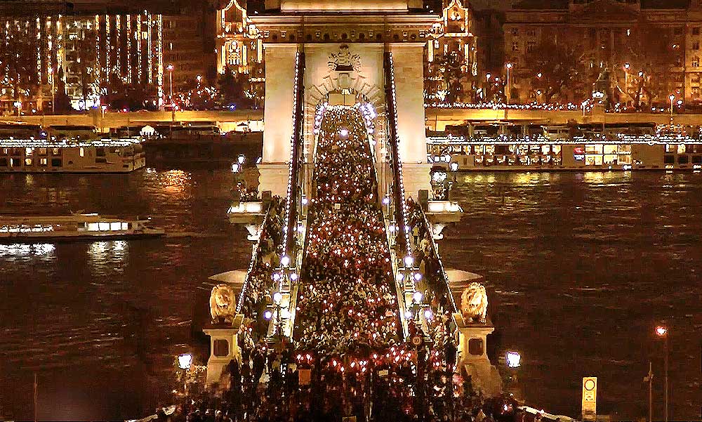 Több tízezren vonulnak a Karmelitához Magyar Péter „Gyermekek mellett, az orbáni hazugság ellen” elnevezésű demonstárcióján