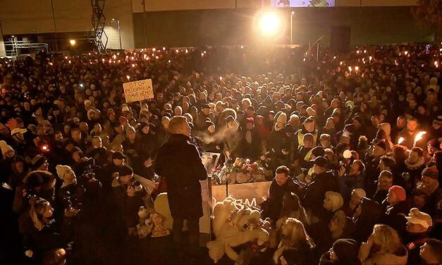 Magyar Pétera a Sándor-palota előtt: Hogy hagyhatják, hogy ebben az országban gyermekeket megverjenek, bezárjanak, éheztessenek?