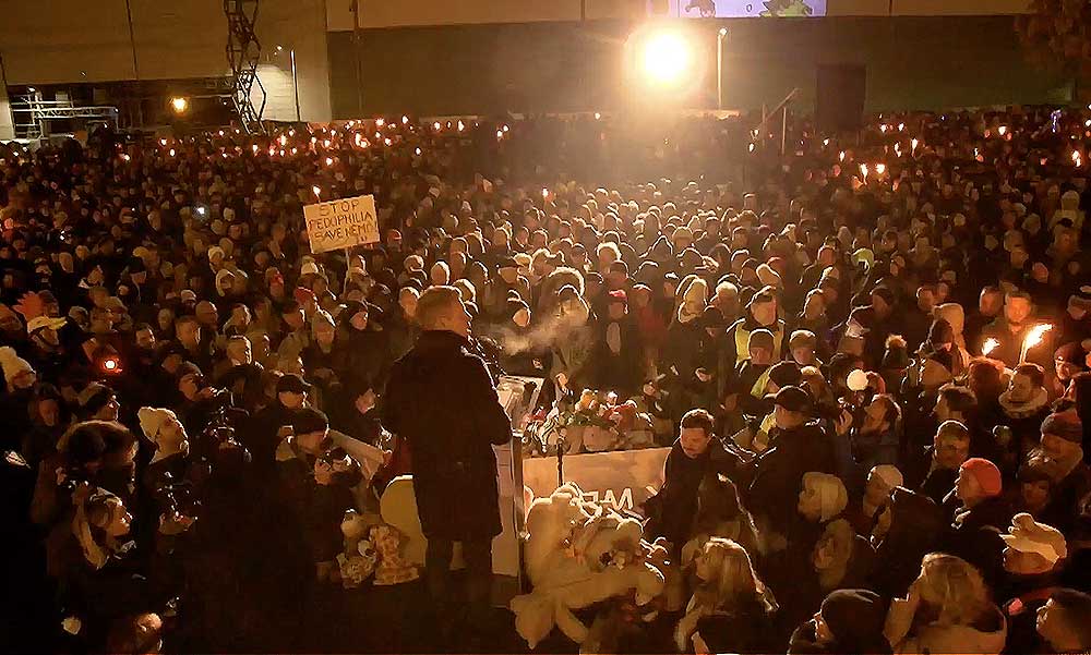 Magyar Pétera a Sándor-palota előtt: Hogy hagyhatják, hogy ebben az országban gyermekeket megverjenek, bezárjanak, éheztessenek?