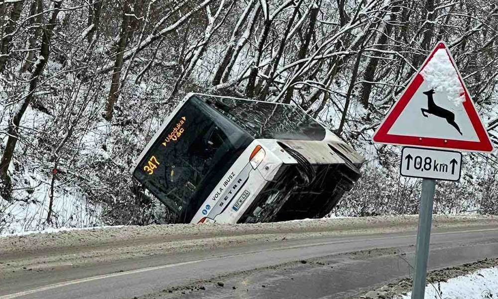 Árokba csúszott egy busz Vácdukánál, 8 utas rekedt a roncsokba