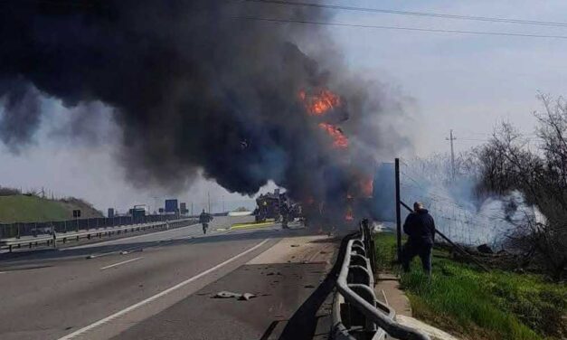 Baleset az M1-esen, kigyulladt kamion az M5-ösön