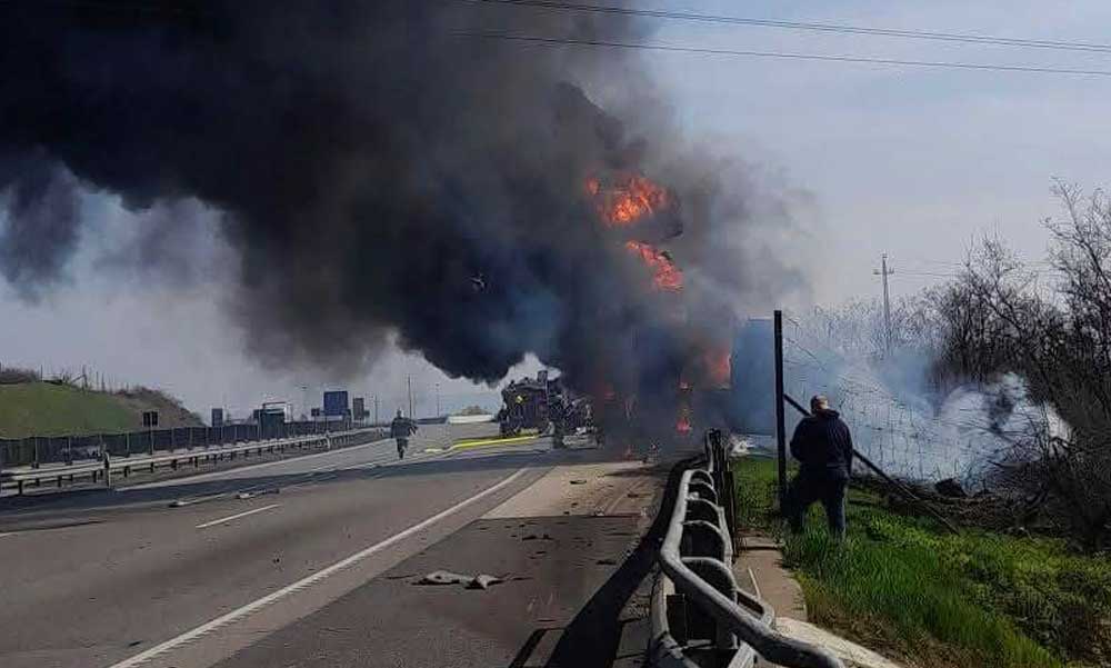 Baleset az M1-esen, kigyulladt kamion az M5-ösön