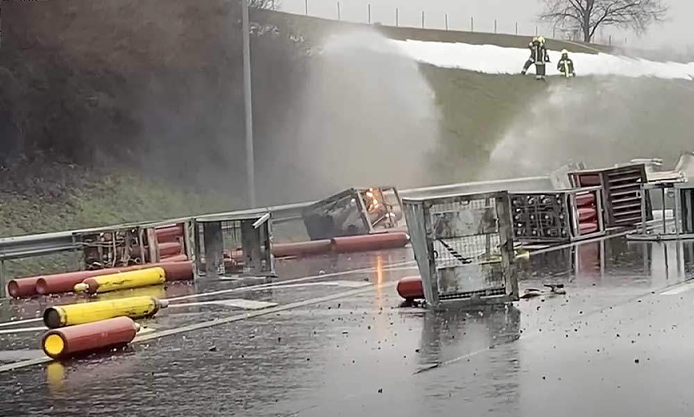 Mesterlövészek lőtték ki az M6-oson szétszóródott gázpalackokat – videó a cikkben