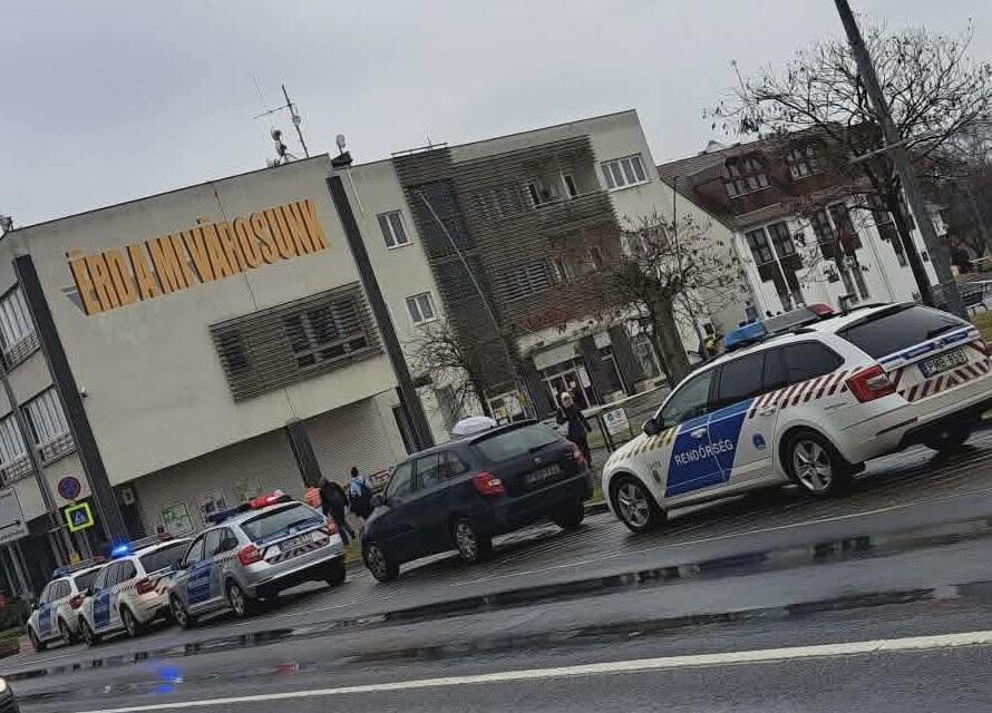 Bombafenyegetést kapott az érdi ukrán önkormányzat, kiürítették a Polgármesteri Hivatalt