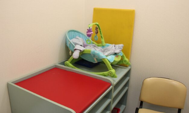 Egy 10 gyermekes anya titokban szülte meg kisfiát, majd BKV-val vitte be a kórházba és magára hagyta a koraszülött csecsemőt