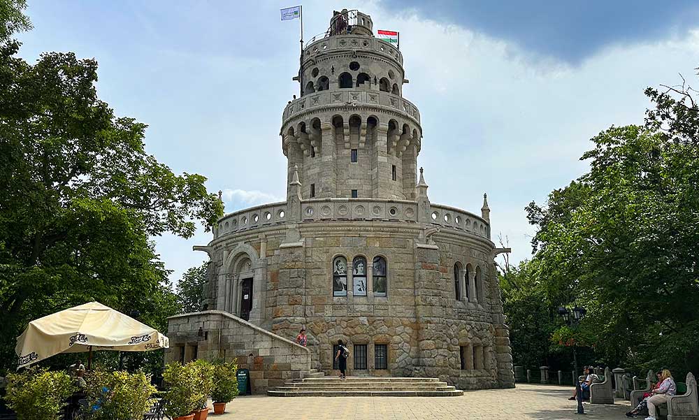 Jó biznisz: Saját magának adta bérbe az Erzsébet-kilátó büféjét a fideszes-idők kerületi cégvezetője